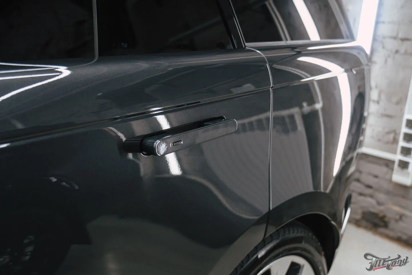 Защитили Range Rover Autobiography прозрачным глянцевым полиуретаном и оклеили панель и экран в салоне